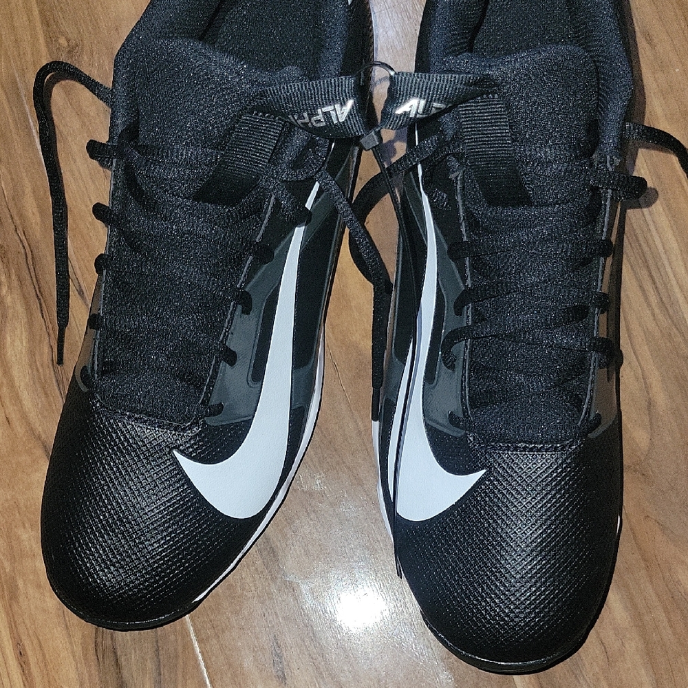 Nike Dynamic Black and White Athletic Shoes